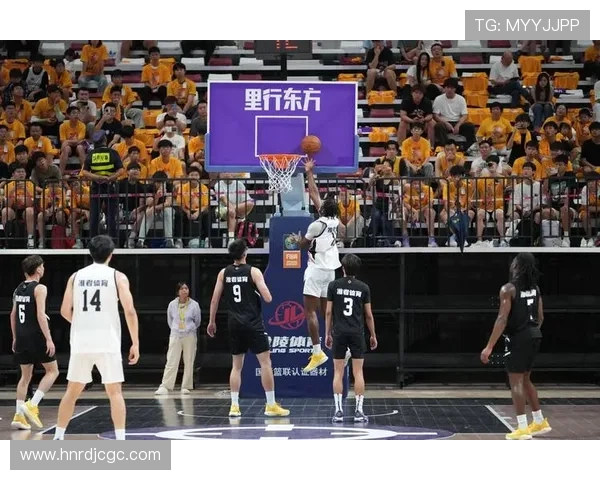 足球巨星亲临NBA现场助阵球迷热情高涨共庆体育盛事
